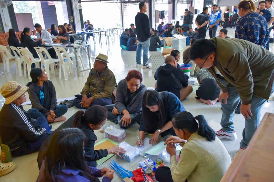 ส่งมอบหีบบัตรเลือกตั้งและอุปกรณ์การเลือกตั้ง ให้คณะกรรมการประจำหน่วยเลือกตั้ง (กปน.)
